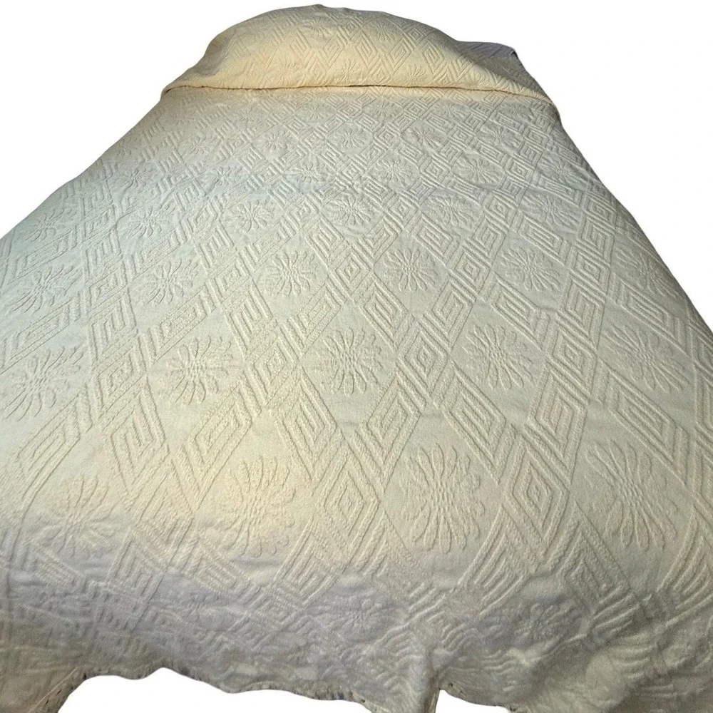 VTG‎ Cotton Matelasse Coverlet Sunburst Flower Fringe Butter Yellow Blanket